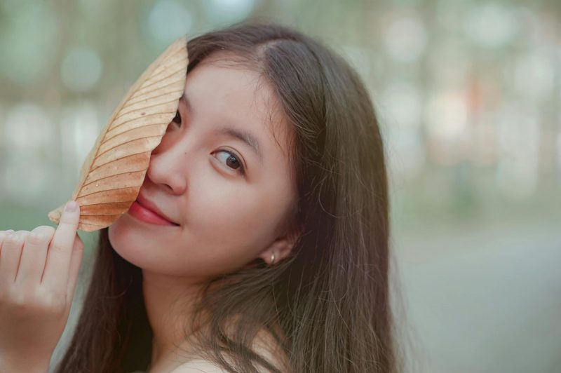 🌿 Cómo cuidar la piel en la transición del verano al otoño (y mantener tu bronceado por más tiempo)